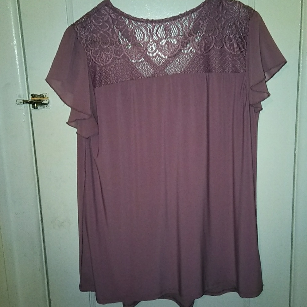 Beautiful top - Picture 2 of 2